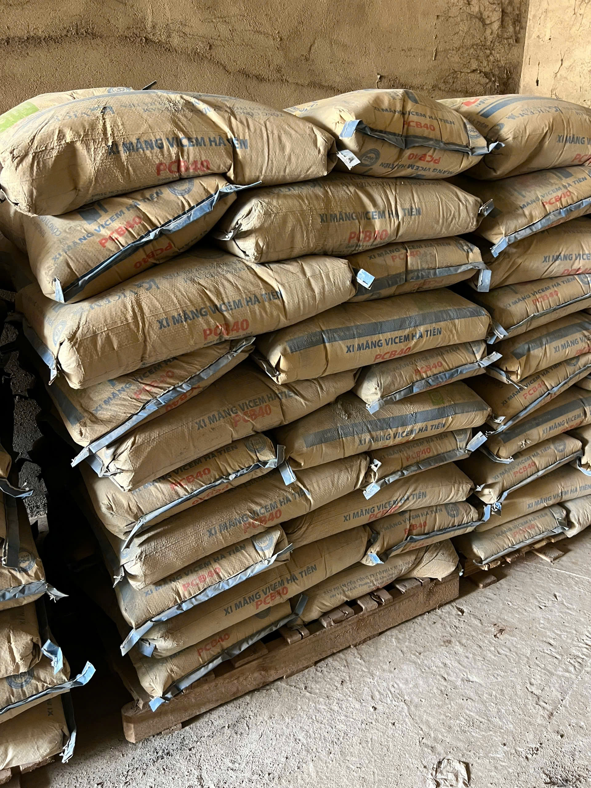 xi măng mới về tại kho