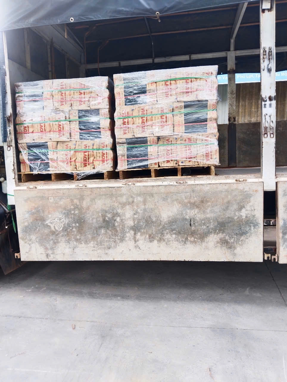 Nhập ngói về giao cho khách hàng