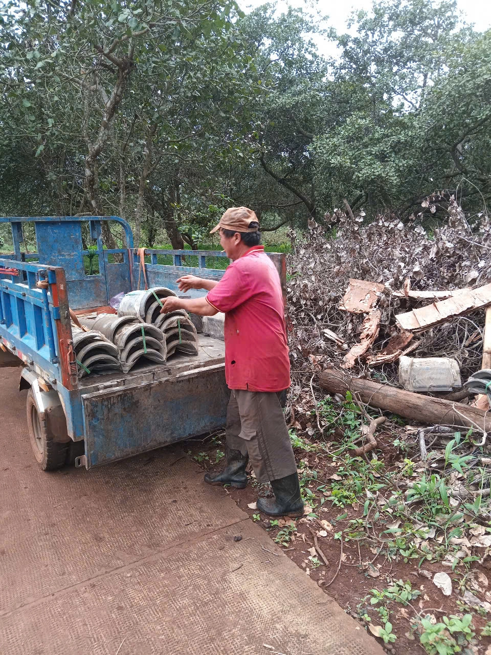 Giao ngói cho khách hàng